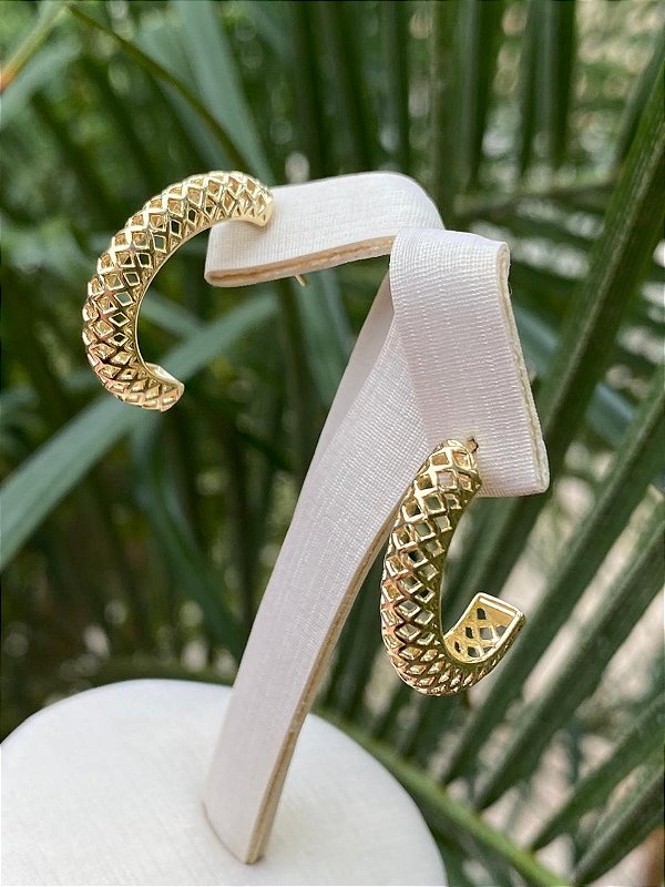 Brinco Meia Argola Fixa com Detalhes Vazados