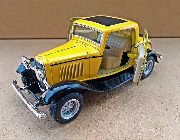 Ford 3 Window 1932 Coupé Amarelo/Preto - Escala 1/32- 12 CM