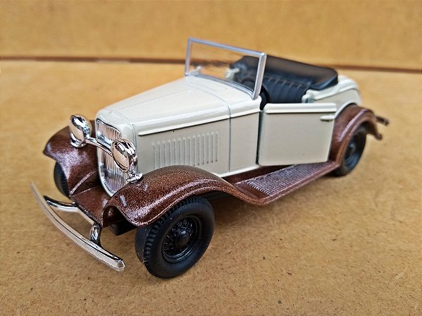 Ford Roadster 1932 BEGE -  Escala 1/38 - 12 CM