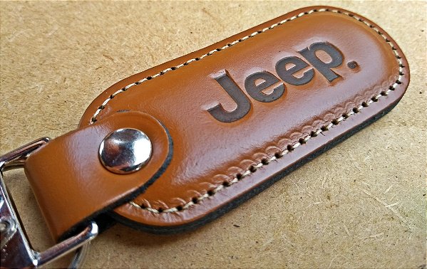 Chaveiro em Couro Marrom Jeep