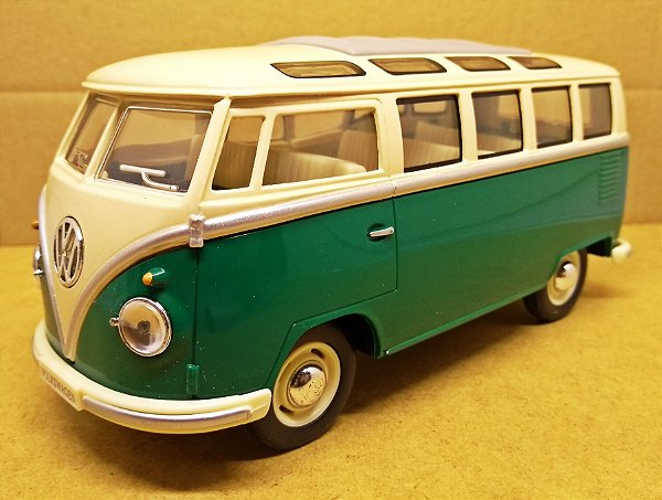 Volkswagen Kombi Verde 1962 - Escala 1/24 - 17 CM