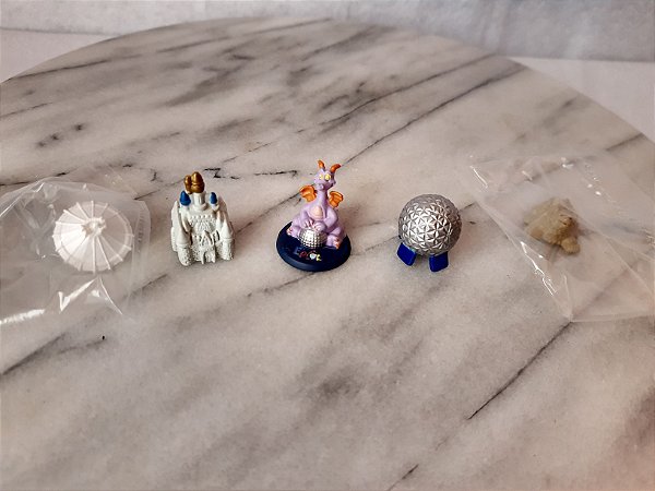 Miniatura de vinil coleção Disney collector Hasbro, 5 figuras diferentes do Epcot center 1,5 a 3 cm altura