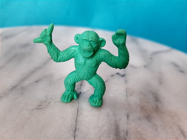 Anos 80, borracha colecionável, macaco verde segurando uma banana, marca Diener inc. Aprox. 3 cm inc
