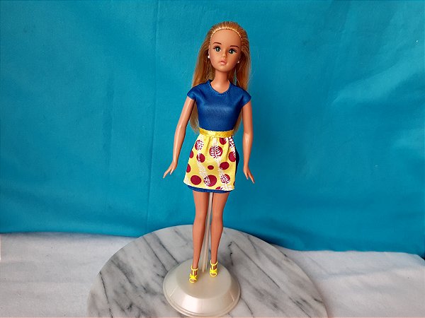 Boneca Susi 2010 vestido azulão detalhe amarelo usada