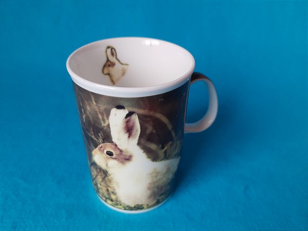 Caneca de porcelana com coelho coleção norueguês Jon Osteng Hov