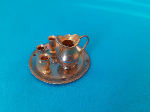 Miniatura de latão conjunto bandeja , jarra e 4 cálices para casa de bonecae