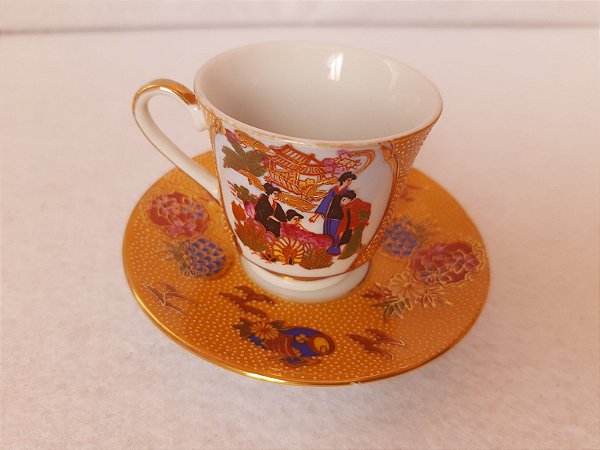 Xícara com pires,  porcelana base cor de ouro velho - China