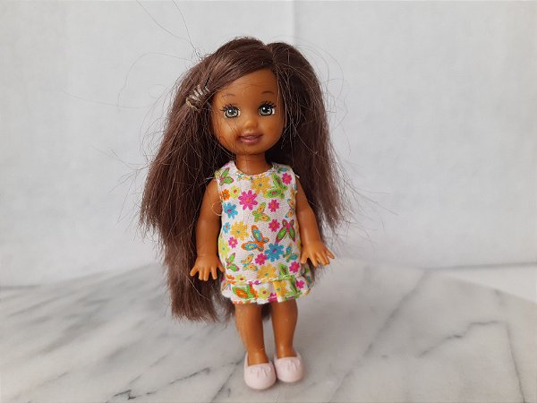 Boneca Kelly morena, irmã da Barbie - 11 cm, um pe danificado