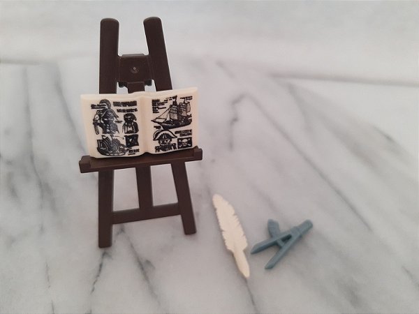 Playmobil, cavalete, um livro, pena de escrever, medidor