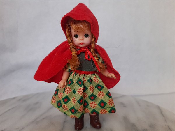 Boneca chapeuzinho vermelho da Madame Alexander, coleção McDonald's 2002 - 14 cm