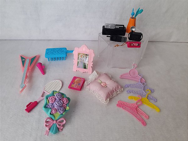 Lote de acessorios para bonecas Barbie; cabides, guitarra, almofada, buquê de flores, porta retrato,etc...