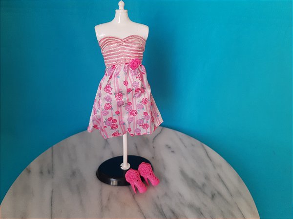 Acessórios para Barbie, vestido tomara que caia parte listras e parte estampa de rosas , com uma rosa na cintura e sandálias combinando