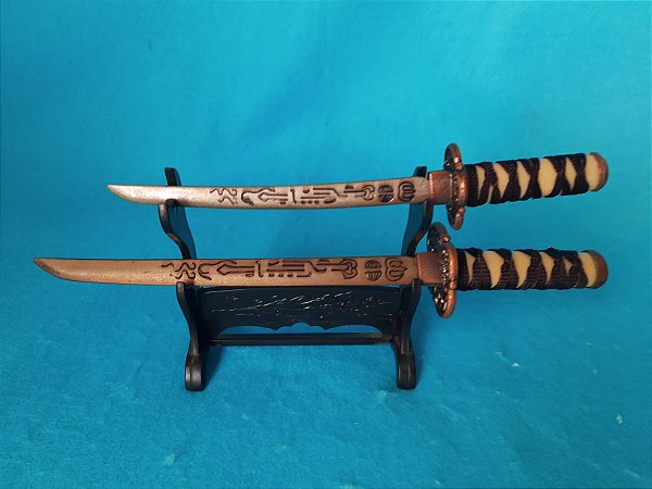 Espada catana de metal , abridor de cartas no suporte de plástico