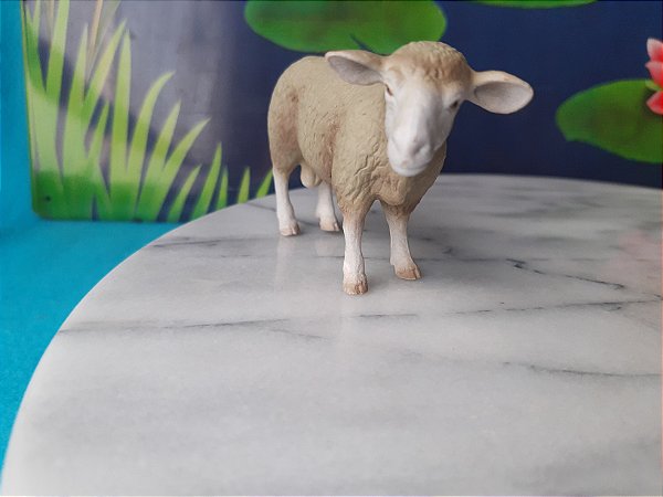 Miniatura de vinil estática Schleich de carneiro cor creme, em pé, 9.5 cm comprimento,