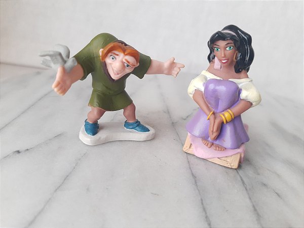 Miniatura Disney de borracha de Esmeralda sentada 6,5 cm e Quasimodo com pomba na mão de vinil 5  Cm