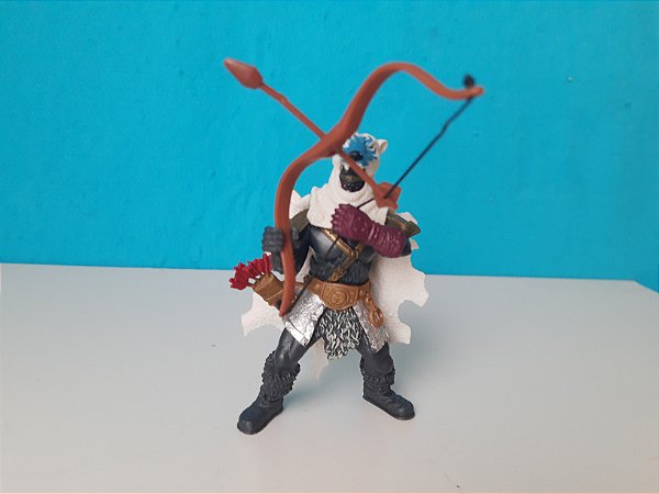 Boneco Chap Mei guerreiro arqueiro com pele de urso 10 cm