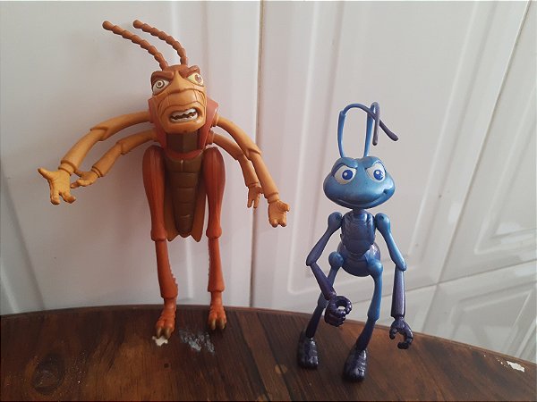 Miniaturas Disney de formiga Flik 25 cm e gafanhoto Hopper de 18 cm  da vida de inseto usados