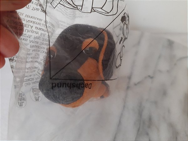 Pelúcia Dachshund agarradinho the artlist collection the dog McDonald's 2009, lacrado
