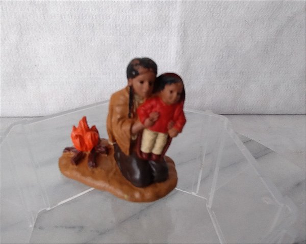 Miniatura India americana segurando uma criança , coleção Wild West, 4 cm de altura, usada