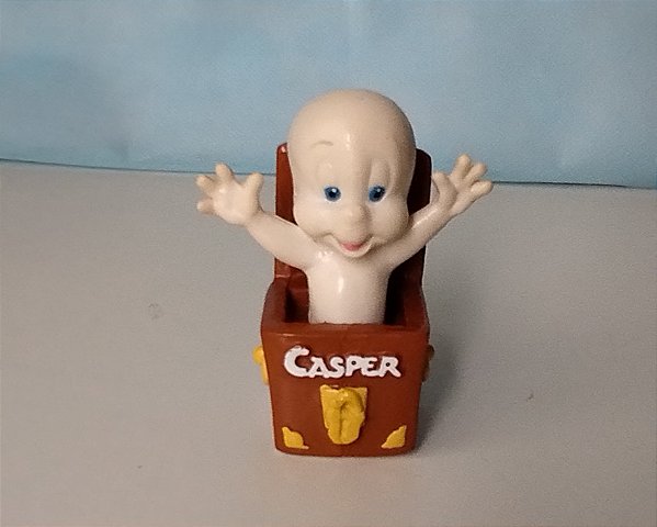 Miniatura de vinil do Gasparzinho, fantasminha camarada, saindo de um baú, 7,5 cm de altura, usada