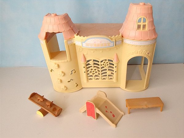 Sylvanian Famílies castelo do jardim da infância incompleto