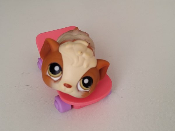 Littlest Pet Shop LPS #213 porquinho da India imã em uma das patas no skateboard, usado