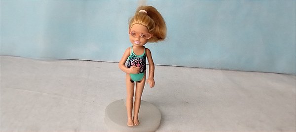 Boneca Chelsea de maiô azul cara de tigre 14cm, coleção Barbie, usada