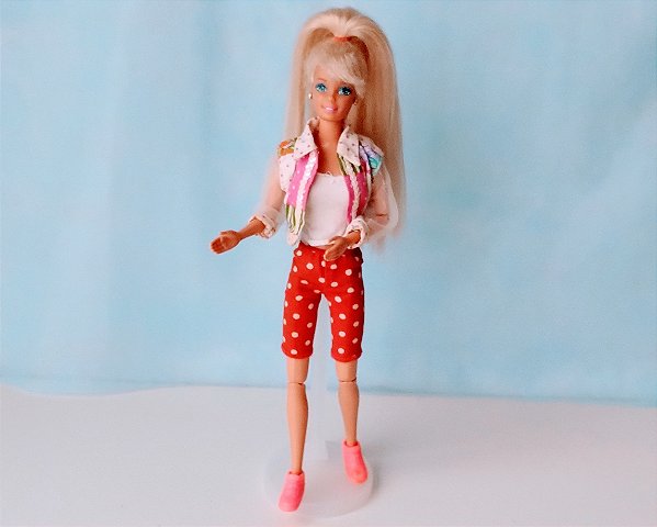 Barbie anos 90 articulada nos cotovelos e joelhos bermuda poa, usada