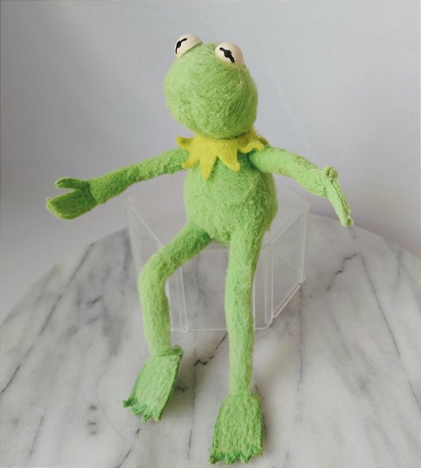 Mini pelúcia estrutura de arame posavel caco sapo / Kermit do Muppet show Jim Henson.  Cm