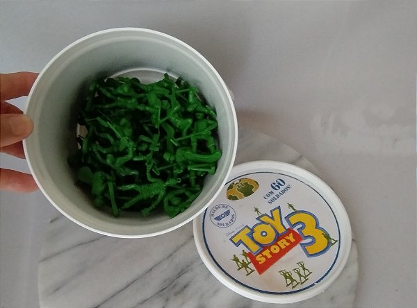 Balde com 56 (original seria 60)  soldadinhos verdes do Toy story Disney Pixar