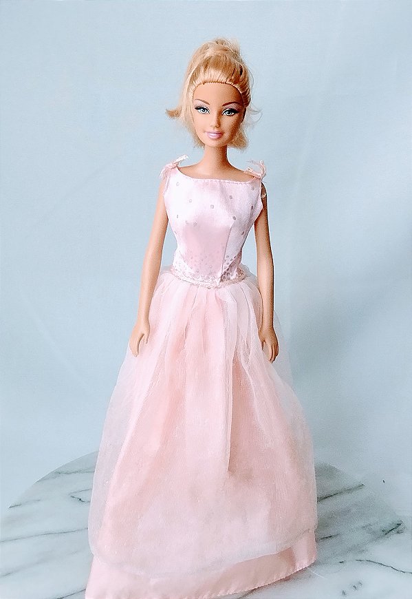Barbie loura vestido rosa esvoaçante longo usada