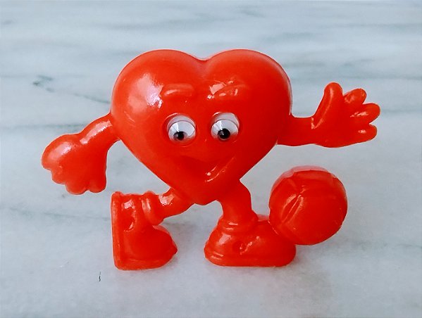 Coraçãozinho de plastico jogando futebol , promoção Chambinho Danone  3 cm