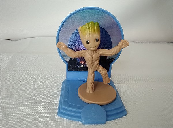 Groot Jovem com cenário Marvel.Col. McDonald's 50 anos Disney Parkd