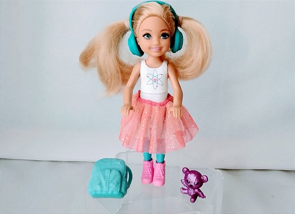 Boneca Chelsea 14 cm e conjunto para viagem com pet
