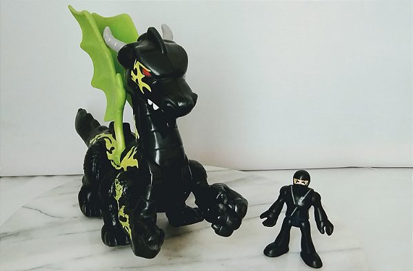 Imaginext, dragão ninja preto bate asas abre a boca 25x16x8 cm + boneco