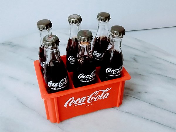 Mini garrafas coca cola no engradado anos 80