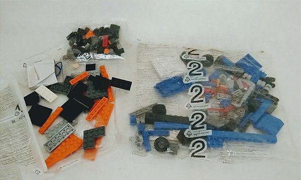Lego, lote pequeno de peças avulsas incluindo pneus de pouco uso e envelope lacrado