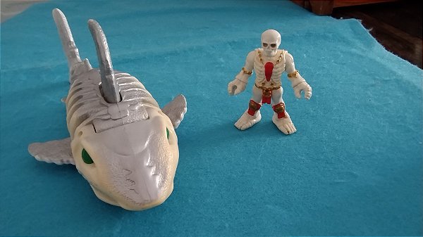 Imaginext tubarão fantasma  21 cm e pirata esqueleto usados