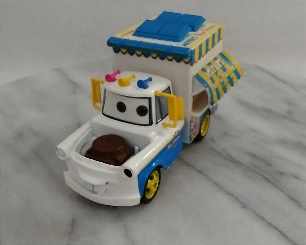 Rara Miniatura de Mater van sorveteiro do Carros 2 de 2011, excluiso Disney Store, 9.8 cm de comprimento