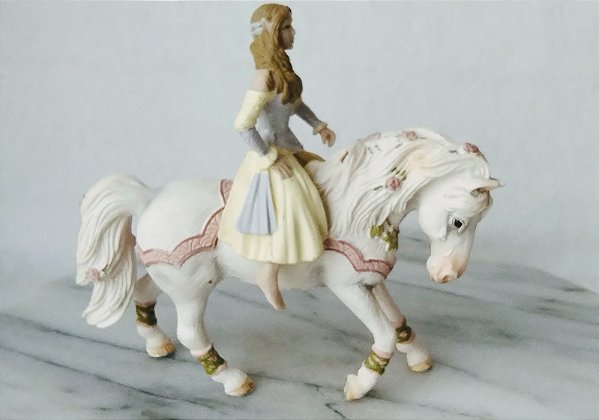 Miniatura de vinil Schleich 2006  elfos e fadas, cavalo com fada faltando asas, 14 cm de comprimento e 11 cm de alturs
