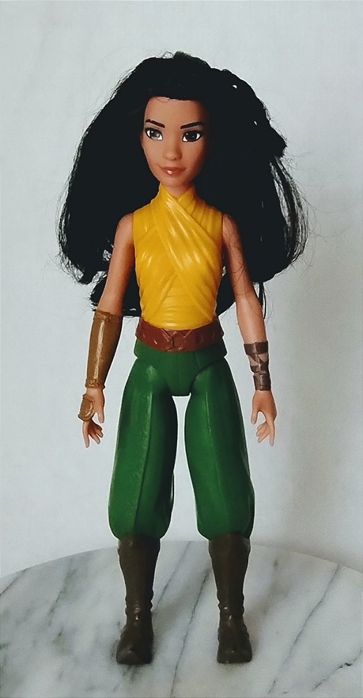 Boneca Raya e o último dragão Disney 28 cm Hasbro 2020 falta coletinho