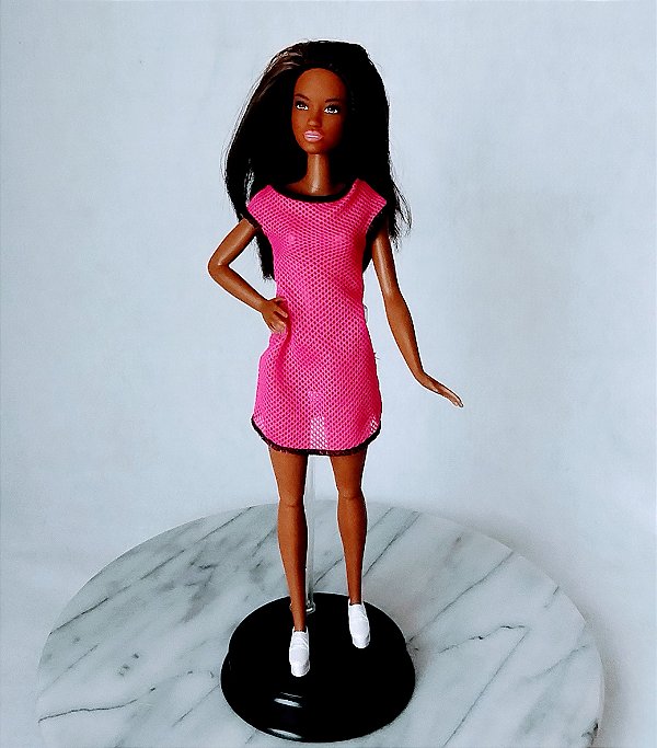 Barbie afro descendente, joelho articulado ,vestido rede  cereja
