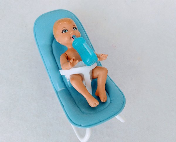 Bebe da Barbie na cadeira balançante azul, com mamadeira