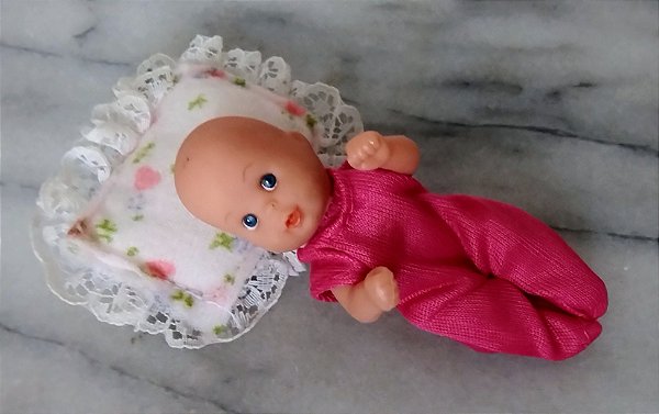 Miniatura bebe de borracha articulada marca Simba, 8 cm com travesseiro florudo