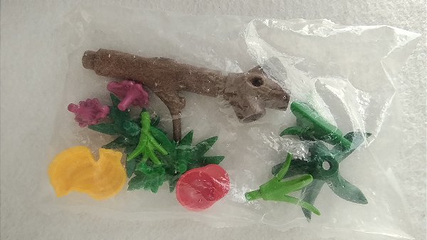 Playmobil, saquinho lacrado contendo folhagens, tronco parcial, pencas de banana, bone vermelho arvore