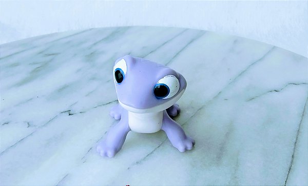 Bruni , salamandra do Frozen 2  col. McDonald's 50 anis Disney Parks. 4,5 x 9cm comprimento