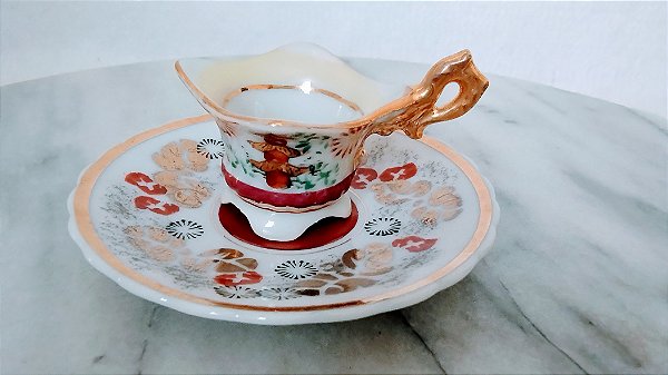 Xicara e pires de porcelana (4 cm de diâmetro e altura e 8 cm de diâmetro) marca  desenho de flor de cerejeira