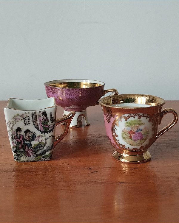 3 xicaras de porcelana decorativas  variadas de porcelana , marca Condessa Blumenau