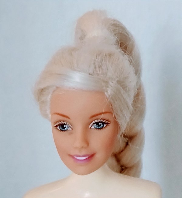 Cabeça Barbie anos 90, cabelo platinado longo em tranças