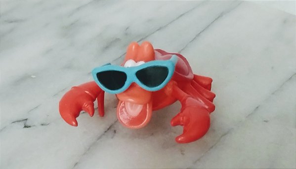 Miniatura Disney do caranguejo Sebastião de óculos de sol  de a pequena sereia , 5 cm